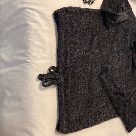 Barefoot dreams sweater- worn 2-3 times - Picture 4 of 4